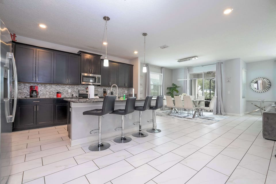 House (6 Bedrooms) | Private kitchen | Microwave, oven, highchair, blender