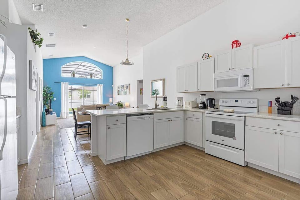 House (4 Bedrooms) | Private kitchen | Microwave, oven, highchair, blender