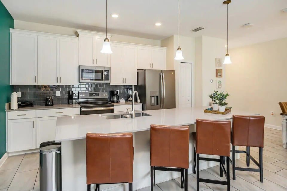 Villa (4 Bedrooms) | Private kitchen | Microwave, oven, highchair, blender