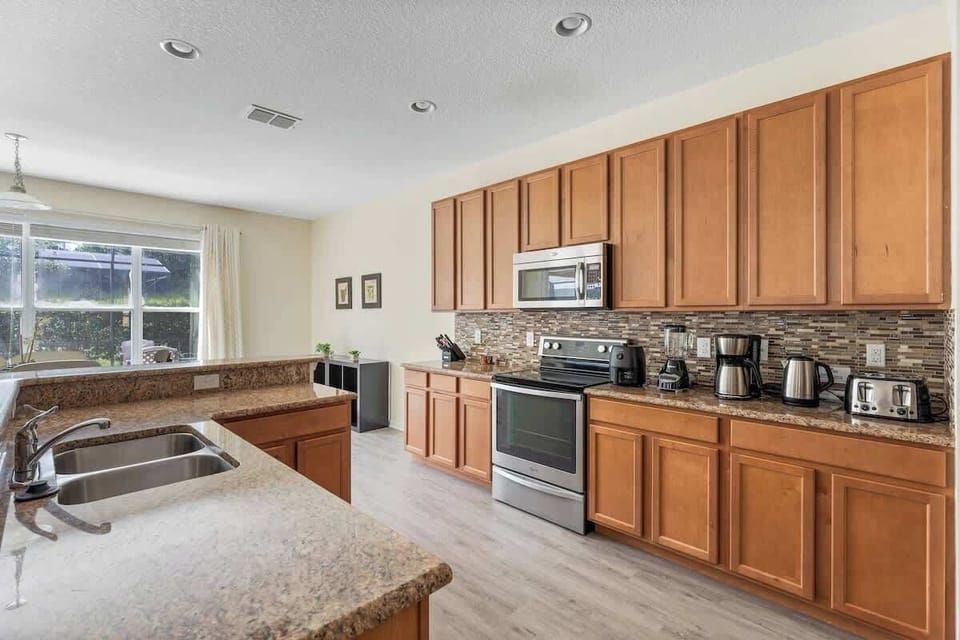 House (6 Bedrooms) | Private kitchen | Microwave, oven, highchair, blender