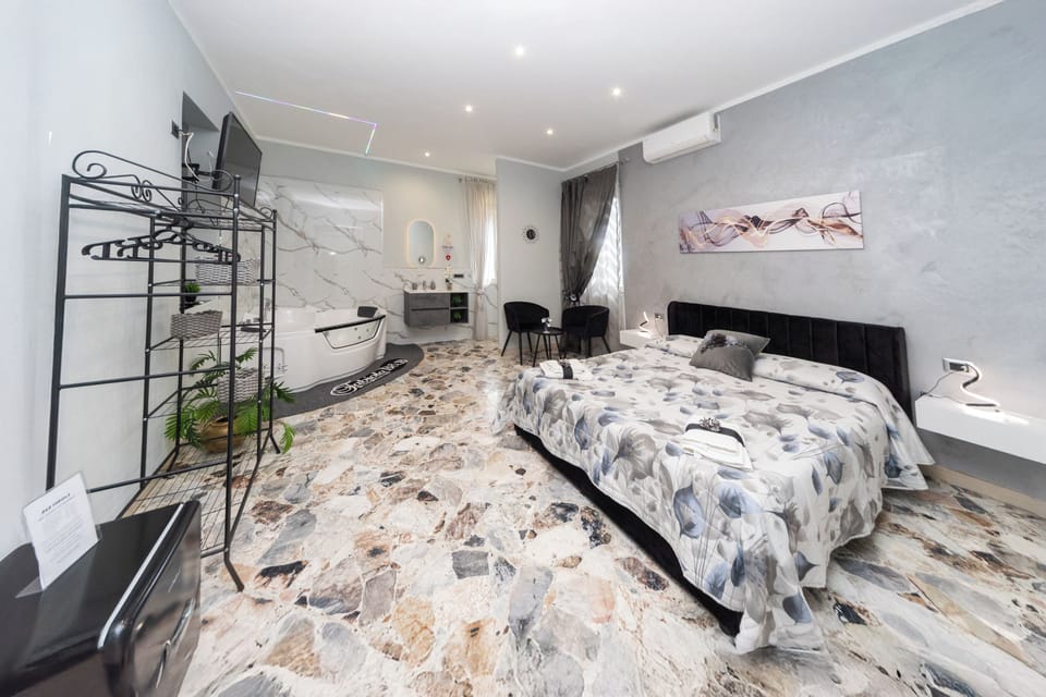 Deluxe Room | Individually decorated, individually furnished, blackout drapes