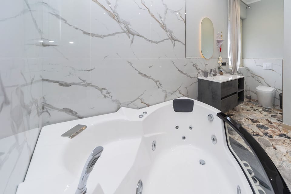 Deluxe Room | Private spa tub