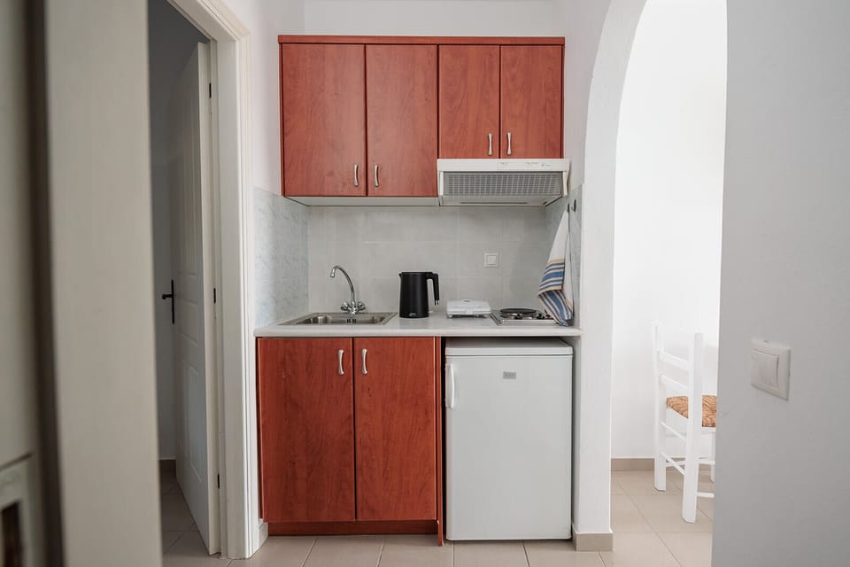 Full-size fridge, stovetop, cookware/dishes/utensils