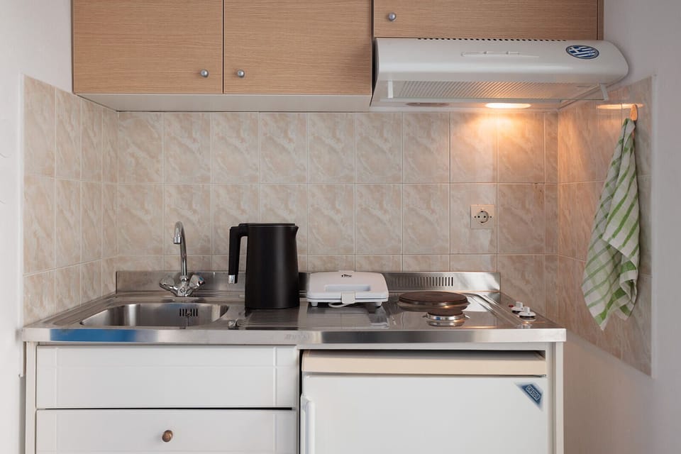 Full-size fridge, stovetop, cookware/dishes/utensils