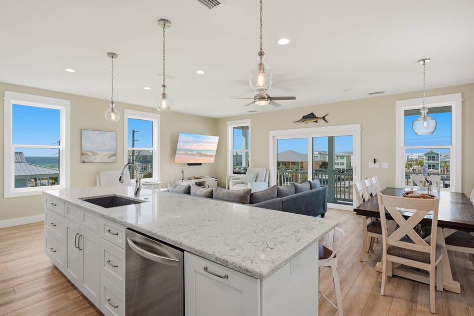 House (4 Bedrooms) | Private kitchen | Full-size fridge, microwave, oven, coffee/tea maker