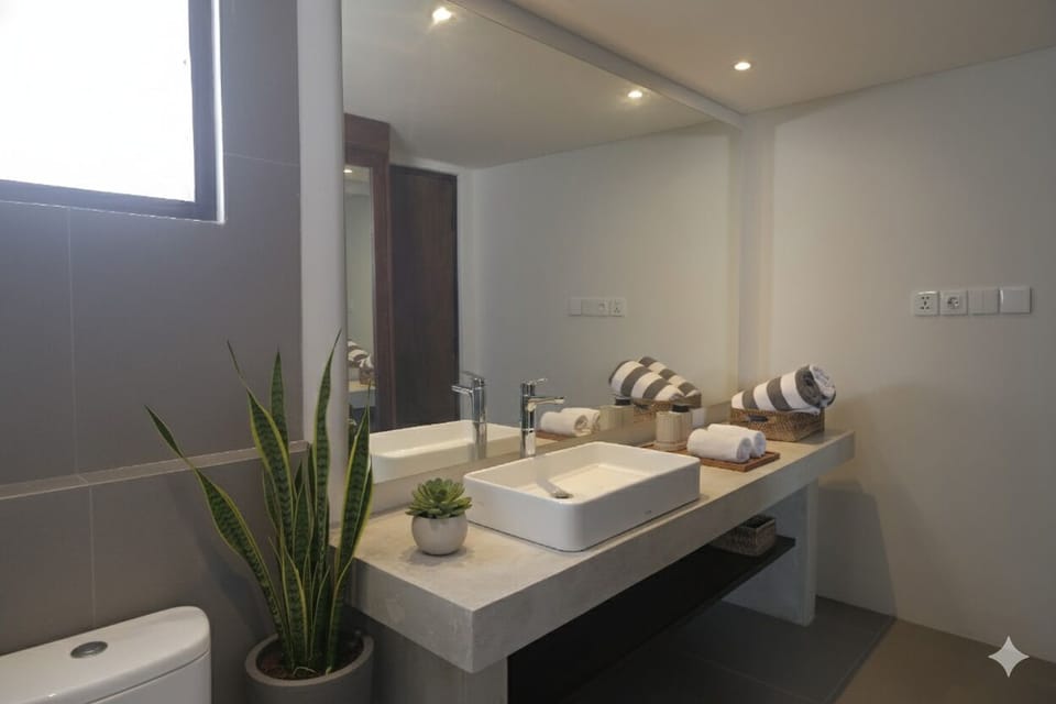 Shower, free toiletries, hair dryer, bathrobes