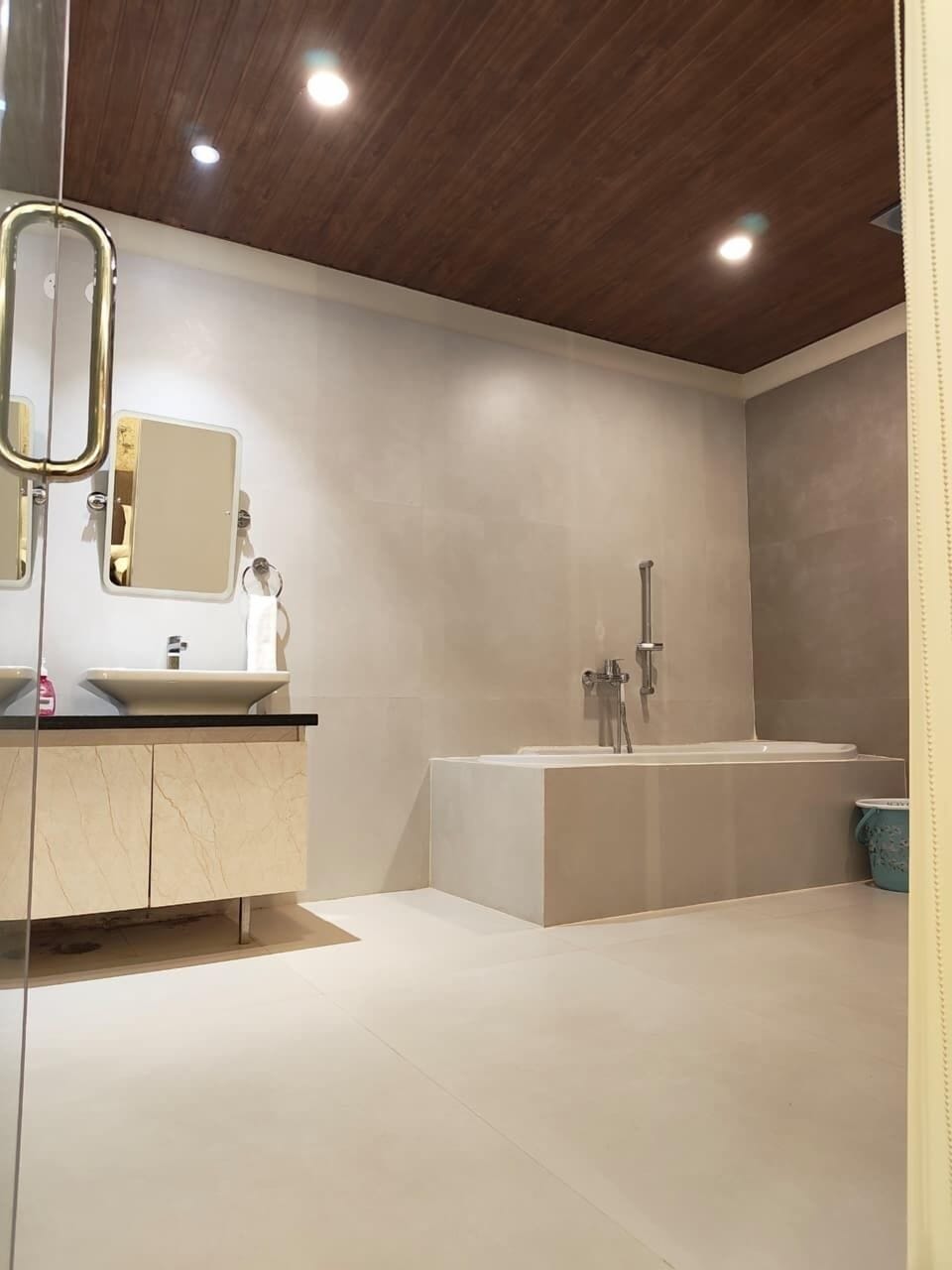 Luxury Suite | Bathroom | Slippers, soap, shampoo, toilet paper