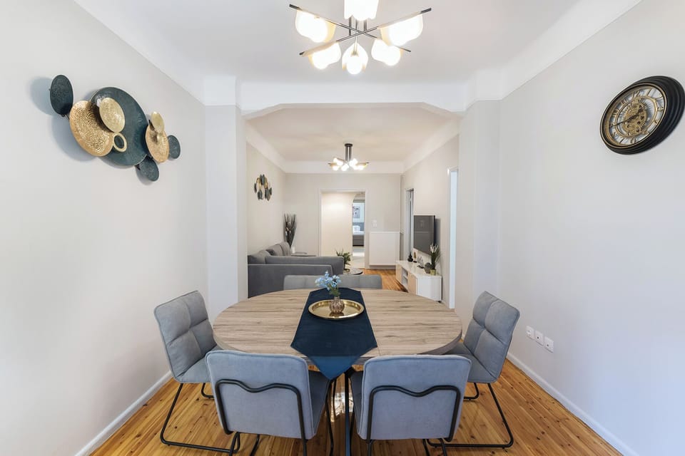 Apartment, 3 Bedrooms | Dining room