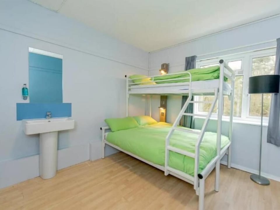 WiFi (free), bed sheets