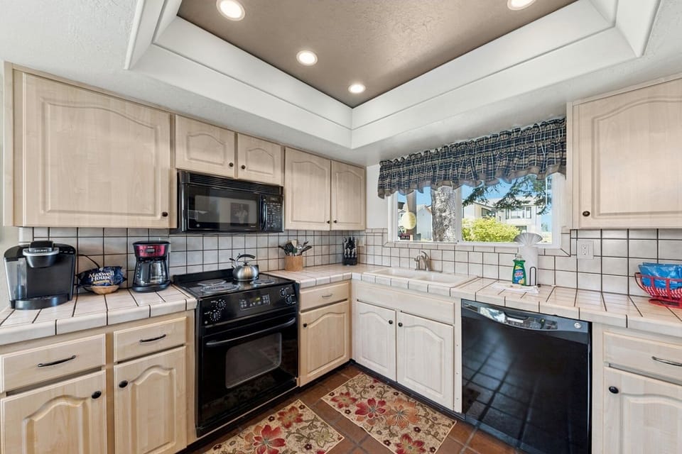 House, 4 Bedrooms | Private kitchen