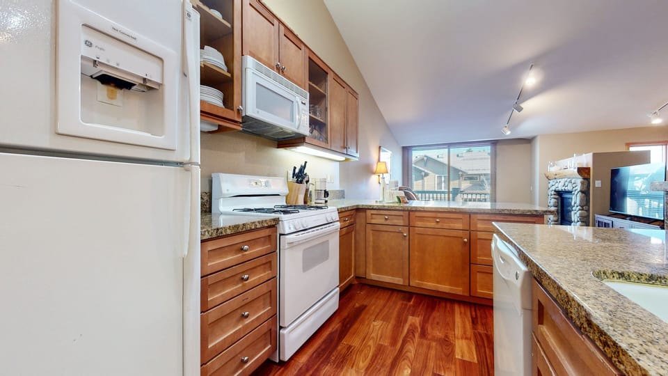 Condo, 2 Bedrooms | Private kitchen | Fridge, oven, coffee/tea maker, toaster