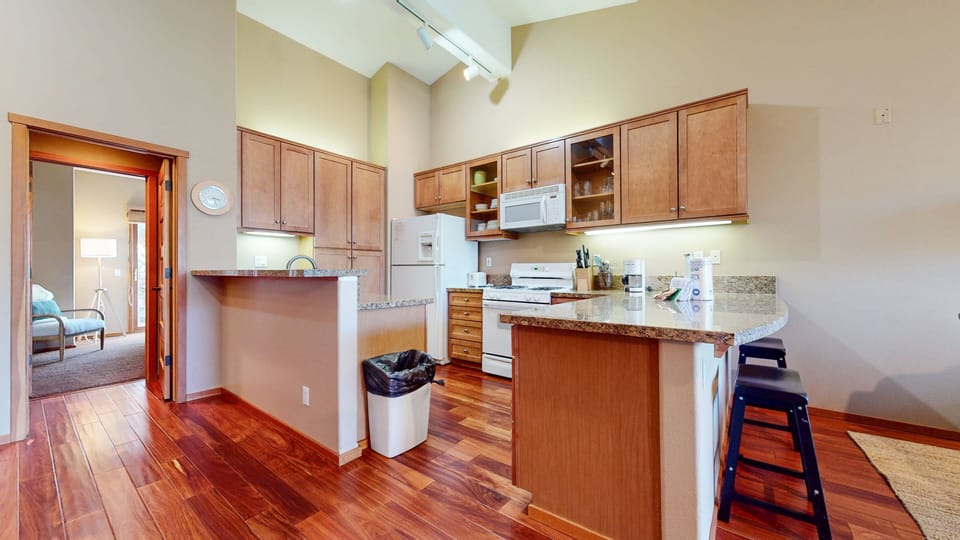 Condo, 2 Bedrooms | Private kitchen | Fridge, oven, coffee/tea maker, toaster