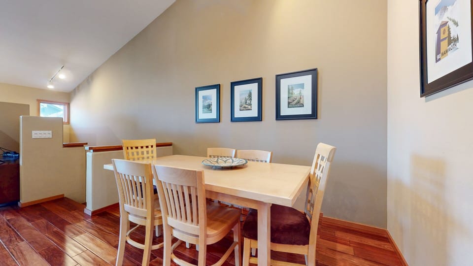 Condo, 2 Bedrooms | Dining