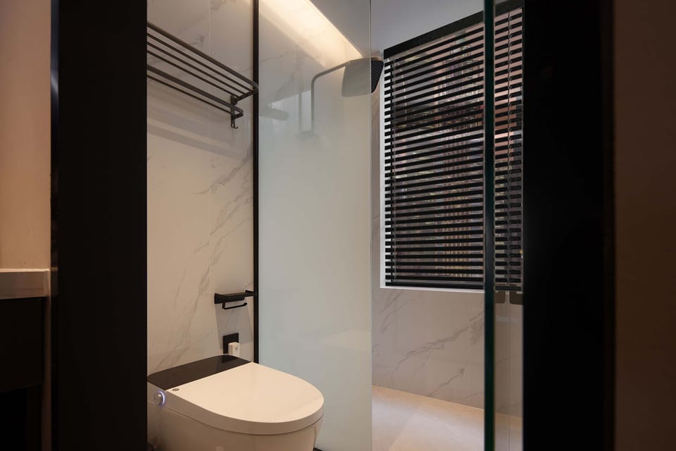 Standard Double Room, City View | Bathroom | Shower, rainfall showerhead, free toiletries, hair dryer