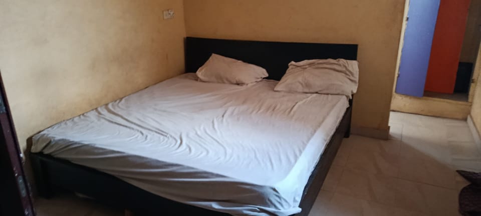 Comfort Single Room | Desk