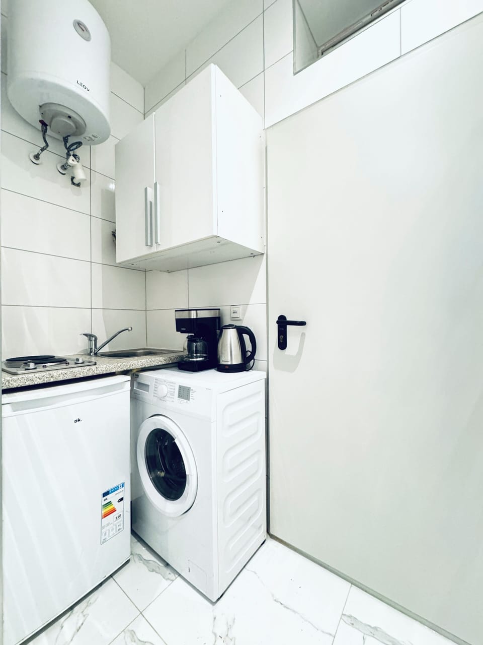 Basic Studio | Private kitchenette | Mini-fridge, stovetop