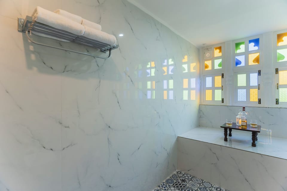 Premier Suite, Balcony, Garden View | Bathroom | Combined shower/tub, free toiletries, hair dryer, slippers