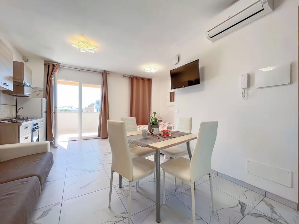 Studio, Balcony, City View | Dining room
