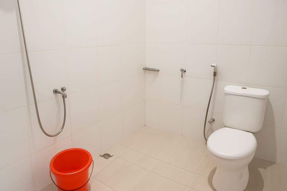 Family Studio | Bathroom | Shower, towels, soap