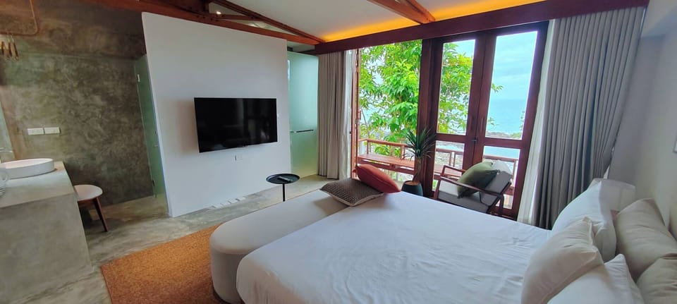 Standard Double Room, Balcony, Sea View | In-room safe, desk, iron/ironing board, free WiFi