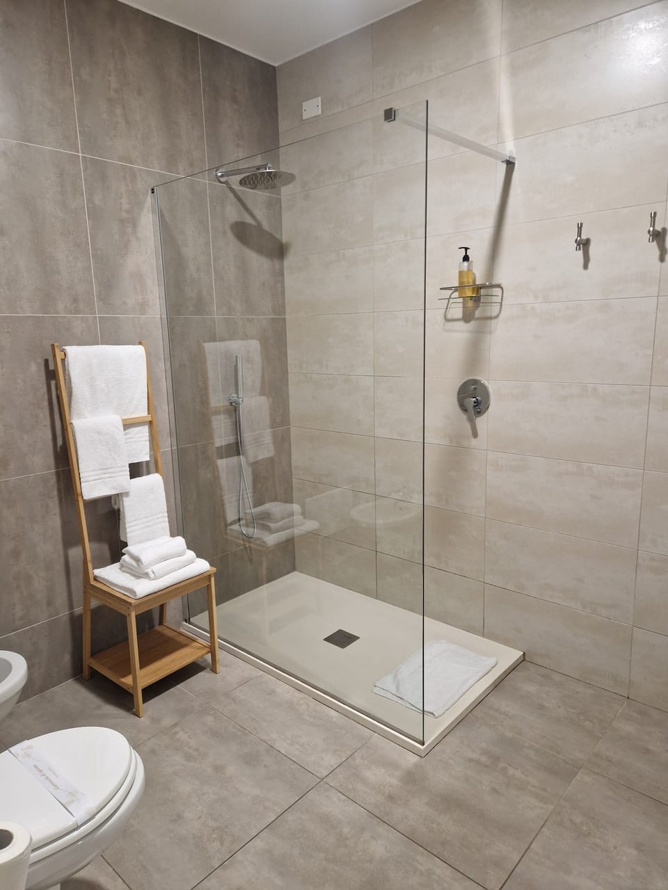 Comfort Apartment | Bathroom | Free toiletries, hair dryer, towels, soap