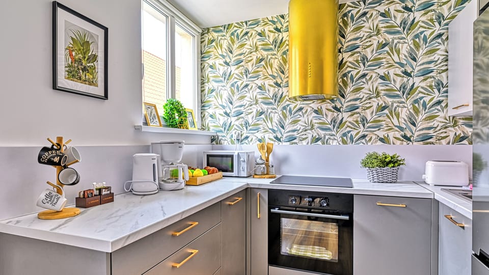 Apartment (5) | Private kitchen | Fridge, stovetop, electric kettle, cookware/dishes/utensils