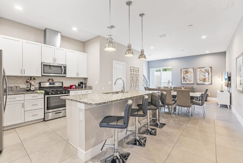 Townhome, 4 Bedrooms | Private kitchen