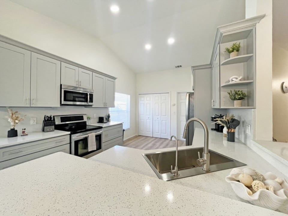 House, 5 Bedrooms | Private kitchen