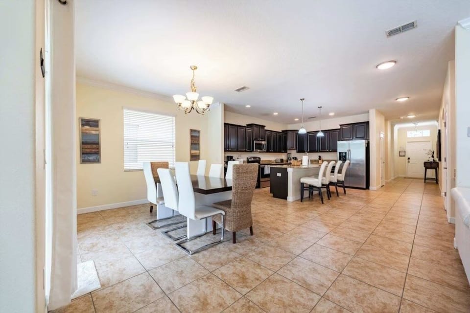 House, 6 Bedrooms | Dining