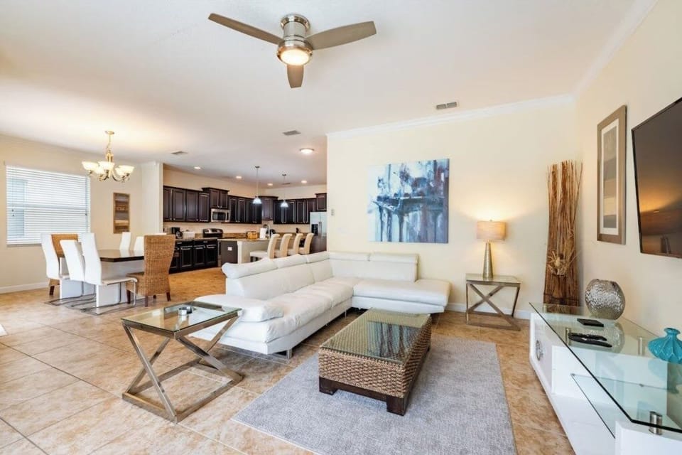 House, 6 Bedrooms | Living area