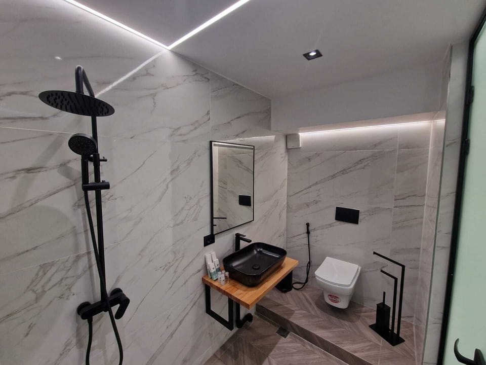Double Room | Bathroom | Shower, free toiletries, towels, shampoo