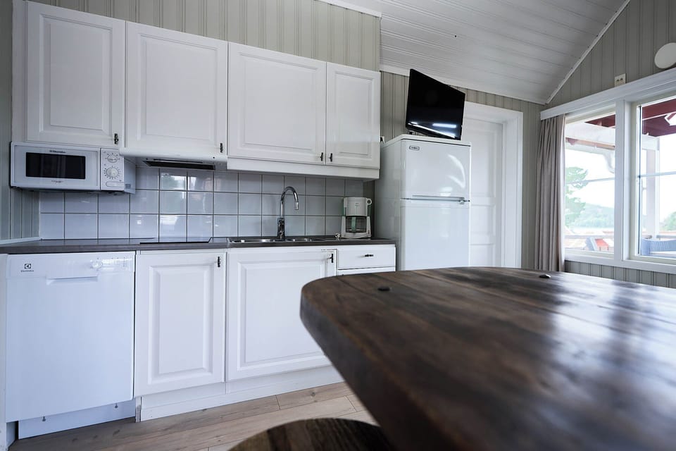 Sjölia 4bäddsstuga | Private kitchen | Coffee/tea maker, eco-friendly cleaning products