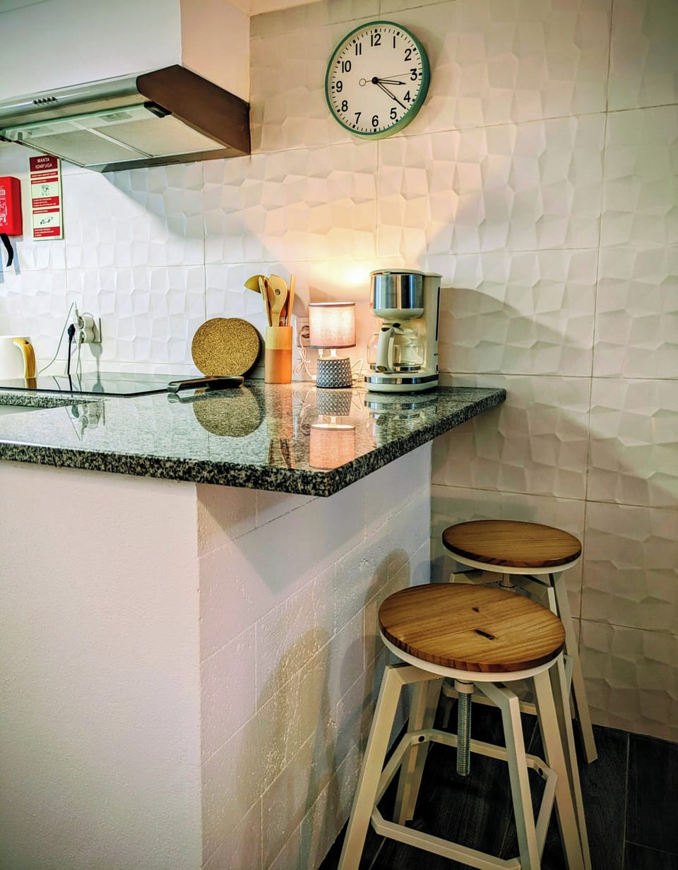 Full-size fridge, microwave, oven, stovetop