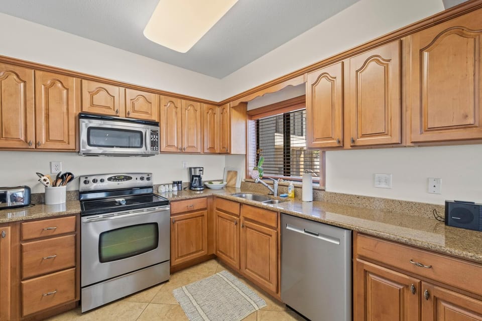 Condo, Multiple Beds (Shipwatch C101) | Private kitchen | Oven, toaster