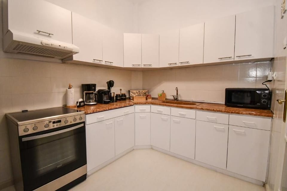 Apartment, 3 Bedrooms | Private kitchen | Electric kettle, toaster