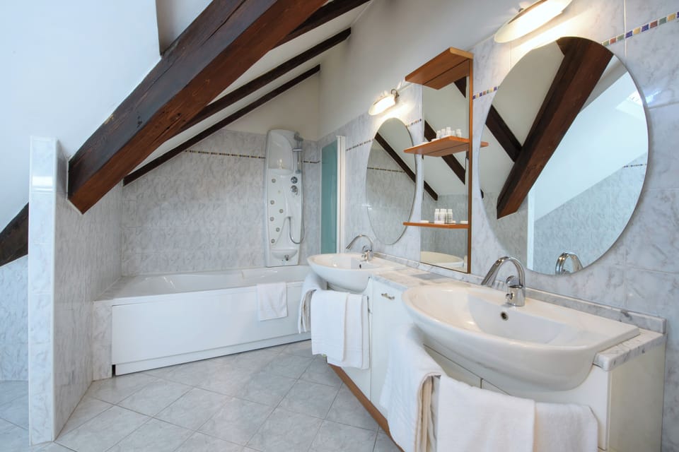 Family Room | Bathroom | Shower, rainfall showerhead, hair dryer, bidet