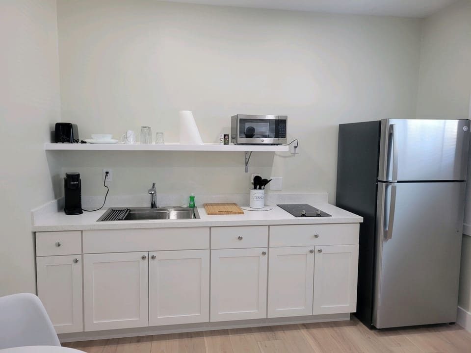 Studio Suite | Private kitchen | Coffee/tea maker, fridge, microwave, freezer