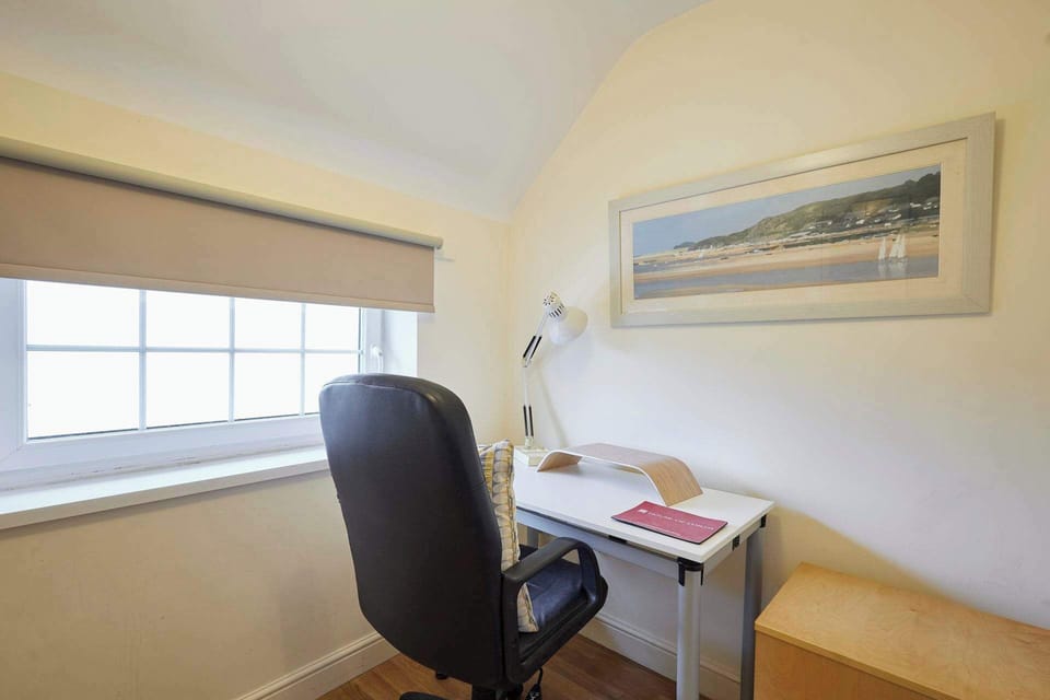 House | 3 bedrooms, desk