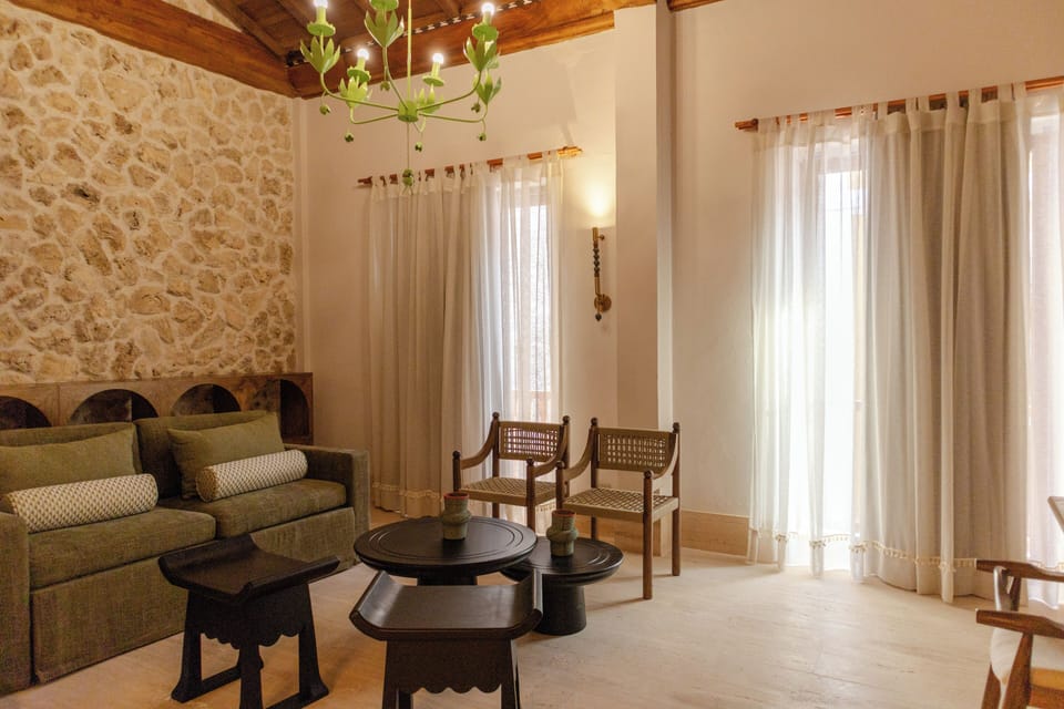 Suite, 1 King Bed | Living area