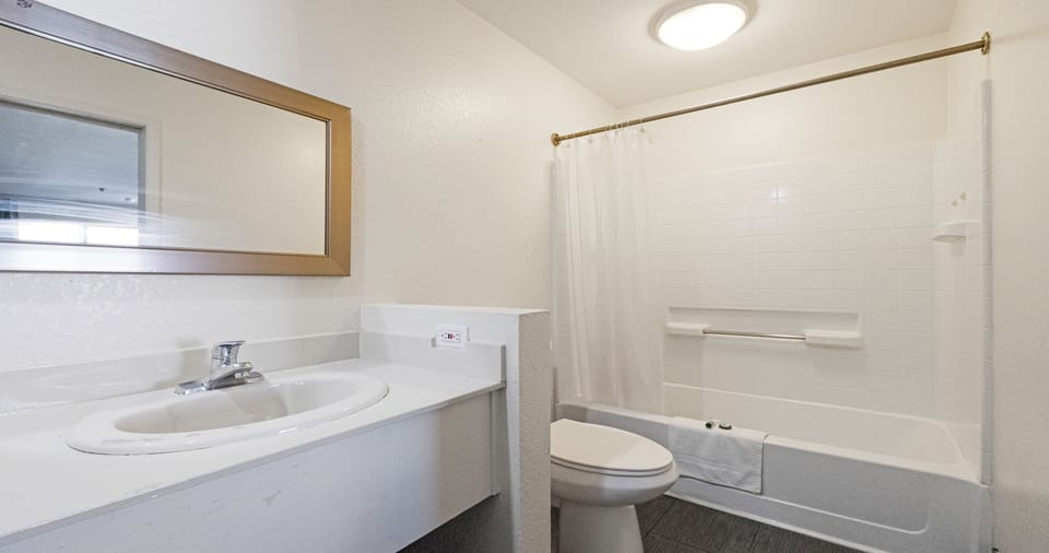 Combined shower/tub, towels