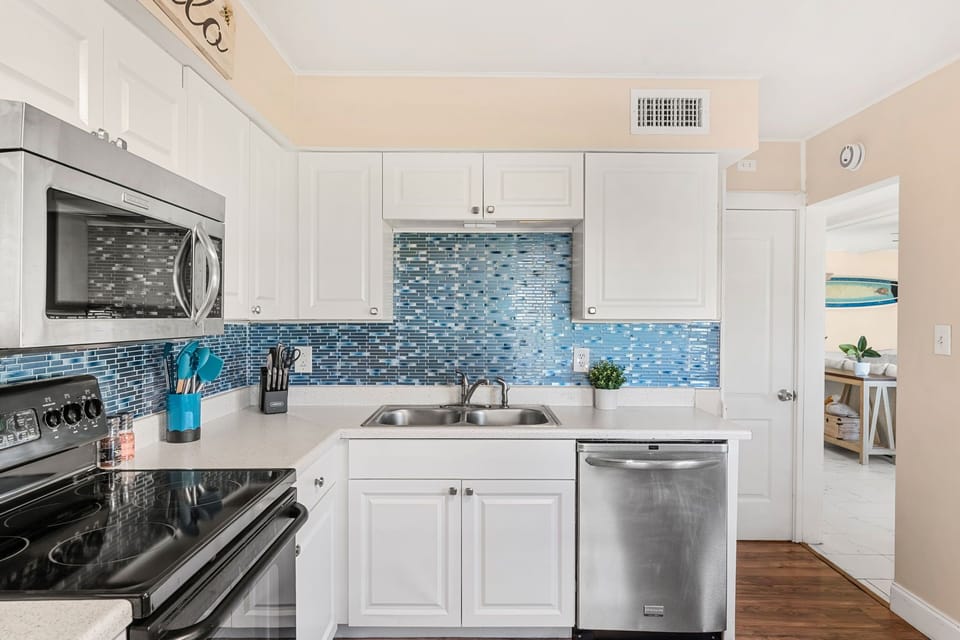 House (3 Bedrooms) | Private kitchen | Fridge, microwave, oven, stovetop