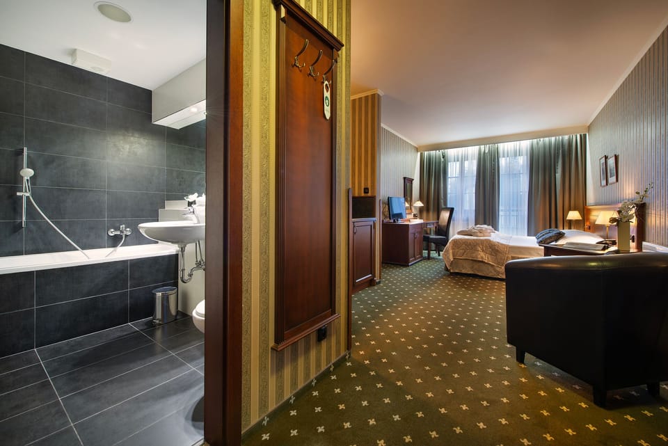 Superior Triple Room | In-room safe, desk, blackout drapes, soundproofing