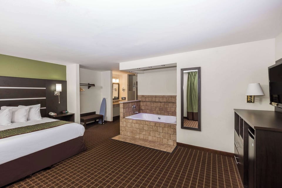 Studio Suite, 1 King Bed, Non Smoking | 1 bedroom, desk, laptop workspace, blackout drapes