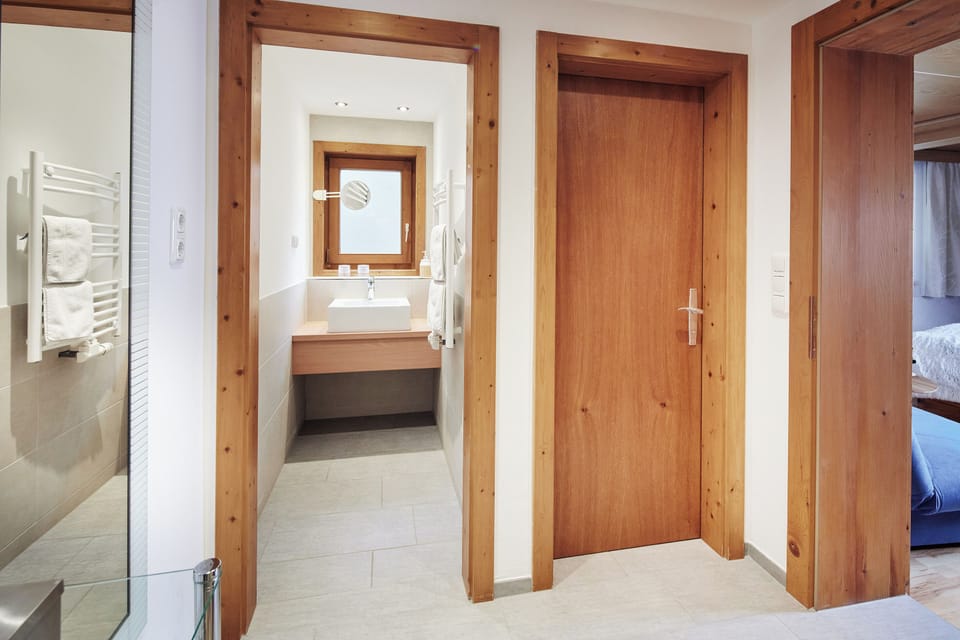 Double Room | Bathroom | Shower, towels