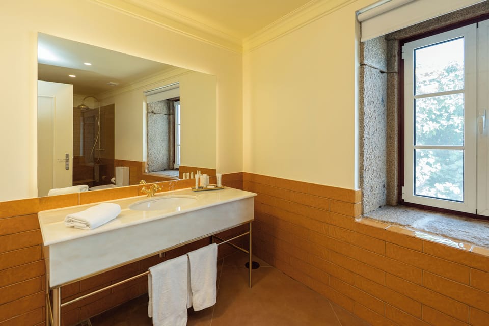 Superior Room - Casa do Lagar (adjacent building) | Bathroom | Free toiletries, towels