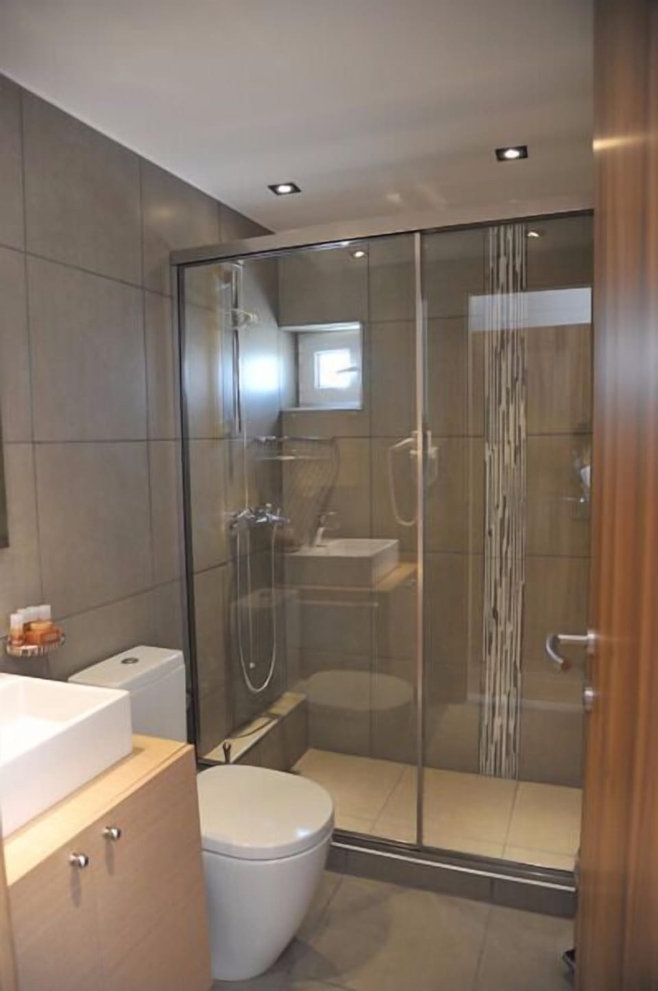 Standard Double Room | Bathroom | Shower, free toiletries, hair dryer, slippers
