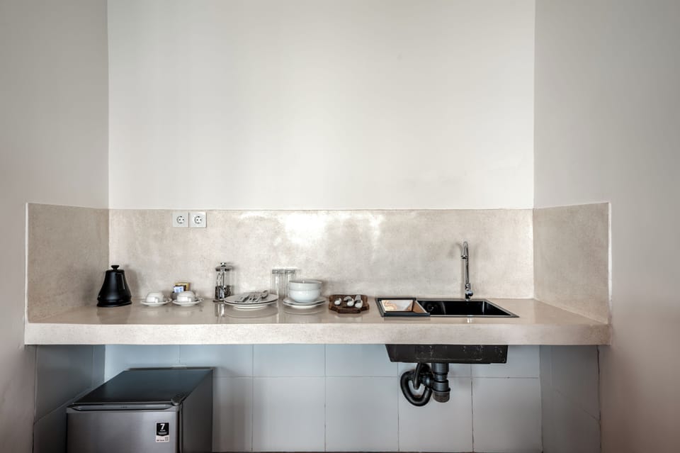 Royal Double Room, Balcony, Ocean View | Private kitchen | Mini-fridge, microwave, electric kettle, cookware/dishes/utensils