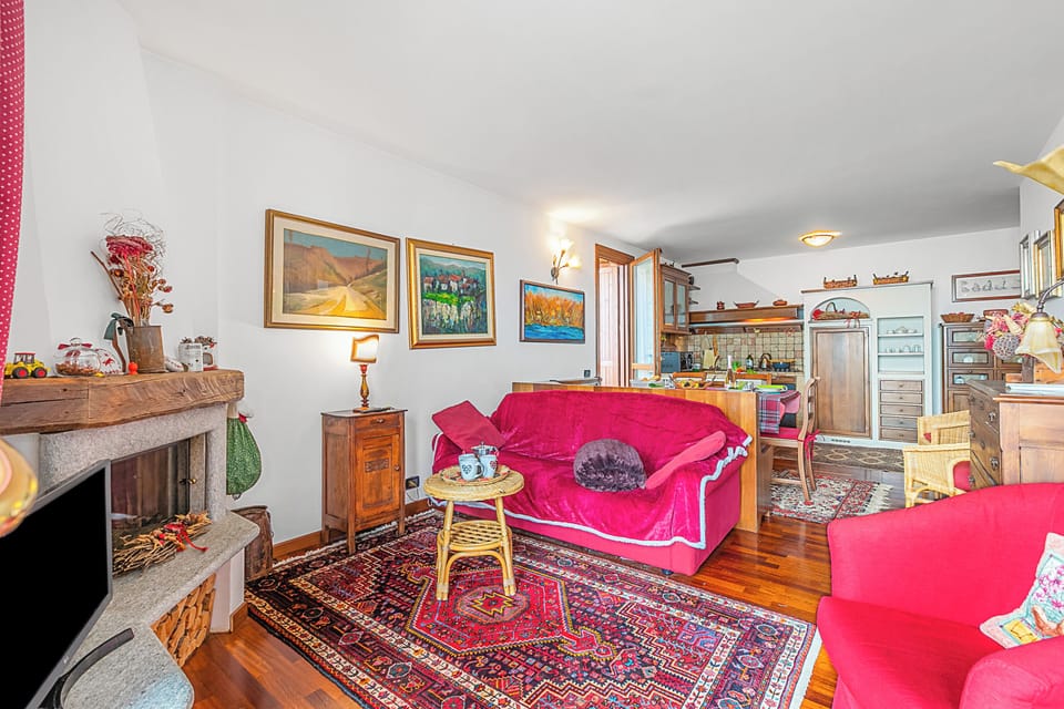 Family Apartment, Multiple Bedrooms, 2 Bathrooms (Appartamento Azzurri Di Italia) | Living area | 21-inch flat-screen TV with digital channels