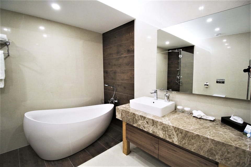 Executive Room, 1 Bedroom (EXTRA) | Bathroom | Free toiletries, hair dryer, towels
