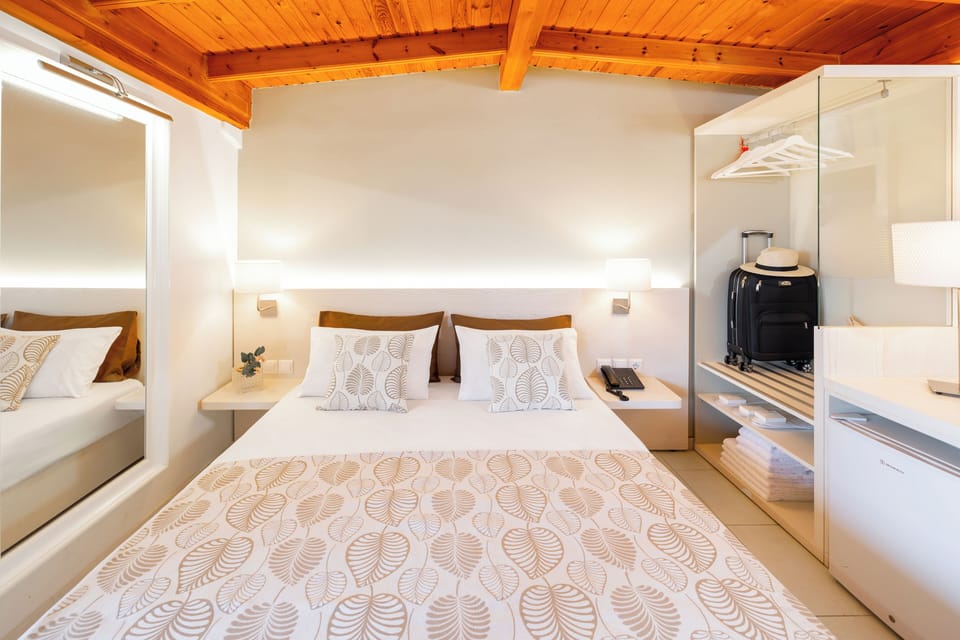 Deluxe Room, Non Smoking, Ocean View | In-room safe, desk, soundproofing, free WiFi